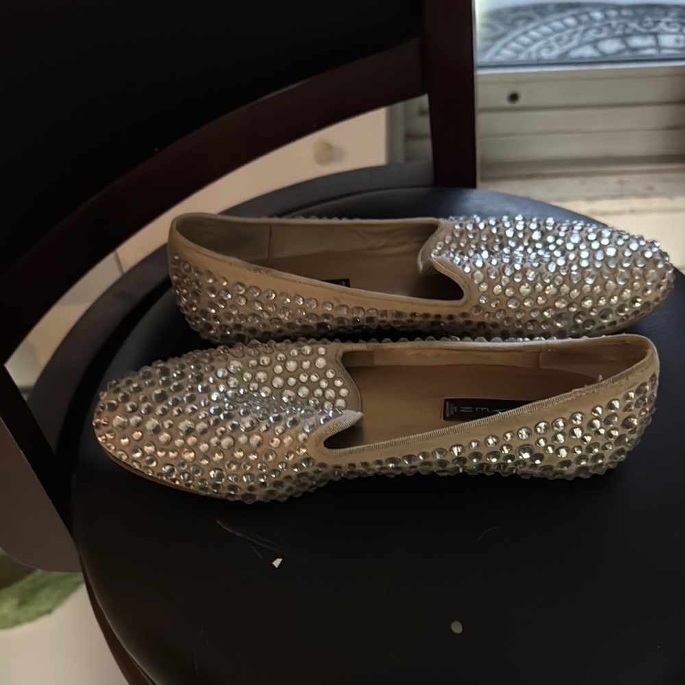 Missing a few stones at the toe but not noticeable